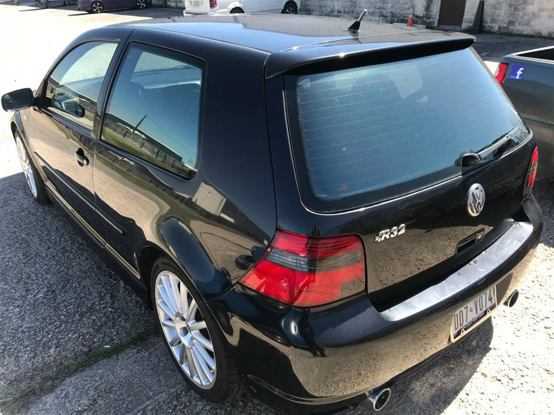 Illustration for article titled At $8,750, Could This 2004 VW R32 Be Your Golf With Balls?